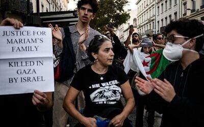 Un manifestant tient une pancarte lors d'une manifestation de soutien aux Palestiniens à Lyon, dans le sud-est de la France, le 9 octobre 2023. (Crédit : JEFF PACHOUD / AFP)