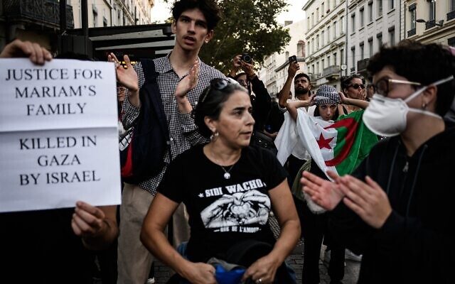 Un manifestant tient une pancarte lors d'une manifestation de soutien aux Palestiniens à Lyon, dans le sud-est de la France, le 9 octobre 2023. (Crédit : JEFF PACHOUD / AFP) Un manifestant tient une pancarte lors d'une manifestation de soutien aux Palestiniens à Lyon, dans le sud-est de la France, le 9 octobre 2023. (Crédit : JEFF PACHOUD / AFP)