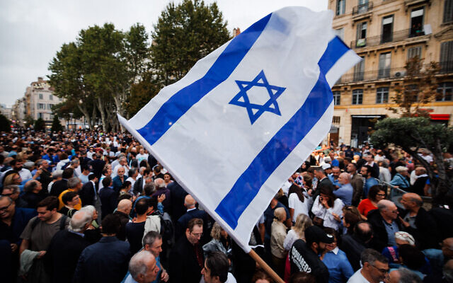 Un rassemblement à Marseille en soutien au peuple d'Israël et en hommage aux victimes du Hamas, le 9 octobre 2023. (Crédit : CLEMENT MAHOUDEAU / AFP) Un rassemblement à Marseille en soutien au peuple d'Israël et en hommage aux victimes du Hamas, le 9 octobre 2023. (Crédit : CLEMENT MAHOUDEAU / AFP)