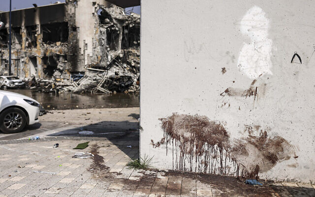 Du sang sur un mur d'un commissariat après qu'il a été endommagé lors des combats visant à déloger les terroristes du Hamas qui s'y trouvaient, dans la ville de Sderot, dans le sud du pays, le 8 octobre 2023. (Crédit : Ronaldo Schemidt/AFP) Du sang sur un mur d'un commissariat après qu'il a été endommagé lors des combats visant à déloger les terroristes du Hamas qui s'y trouvaient, dans la ville de Sderot, dans le sud du pays, le 8 octobre 2023. (Crédit : Ronaldo Schemidt/AFP)
