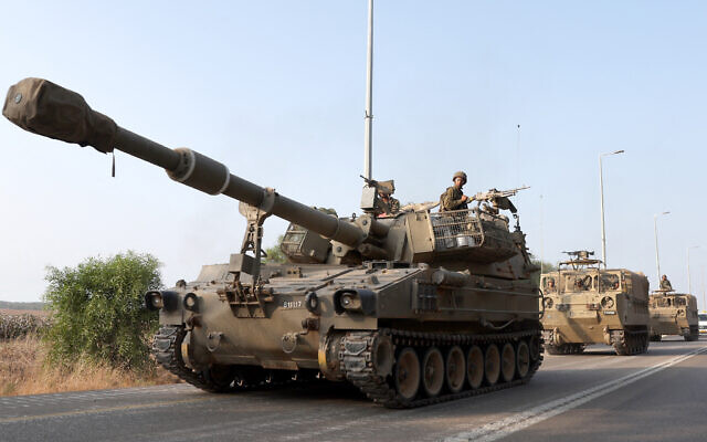 Les soldats israéliens dans un convoi, dans une zone indéterminée de la frontière avec la bande de Gaza, le 8 octobre 2023. (Crédit : Jack GUEZ / AFP)