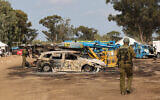 Des troupes israéliennes inspectant le site ravagé par l'attaque du week-end du festival de musique Supernova dans le désert par des terroristes palestiniens près du kibboutz Reim dans le désert du Néguev, dans le sud d'Israël, le 10 octobre 2023. (Crédit : Jack Guez/AFP)