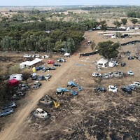 Une photo aérienne montrant le site abandonné du Festival Supernova, près du kibboutz Reïm, dans le désert du Negev, qui a été attaqué par des terroristes du Hamas, le 10 octobre 2023. (Crédit : Jack Guez/AFP)