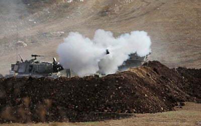 Illustration : Les forces israéliennes lançant des tirs d'artillerie en direction du Sud-Liban depuis la zone frontalière dans le nord d'Israël le 9 octobre 2023, après des tirs de mortier et une tentative d'infiltration depuis le Liban. (Crédit : Jalaa Mamrey/AFP)