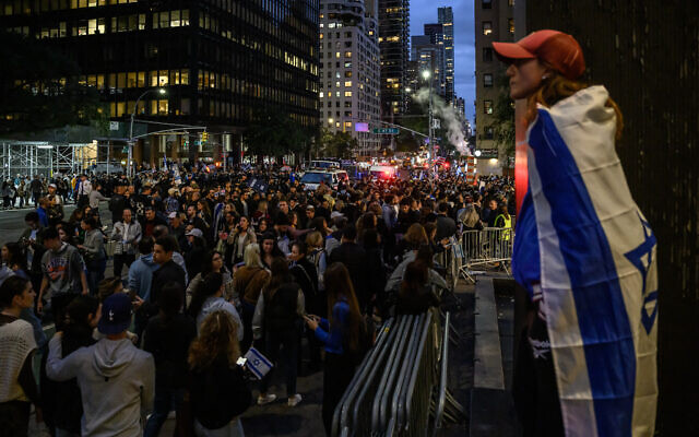 Des milliers de personnes se sont réunies en soutien à Israël à New York City, le 10 octobre 2023. (Crédit : Ed JONES / AFP) Des milliers de personnes se sont réunies en soutien à Israël à New York City, le 10 octobre 2023. (Crédit : Ed JONES / AFP)