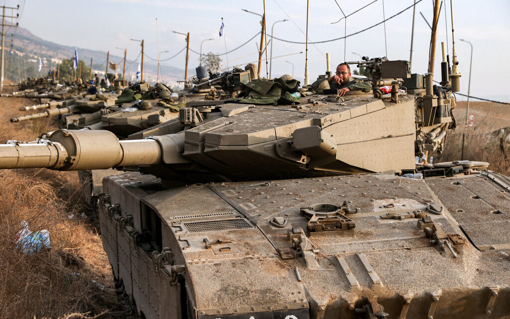 Un soldat de Tsahal dans un tank Merkava dans une zone de rassemblement en Haute-Galilée, près de la frontière nord d'Israël avec le Liban, le 11 octobre 2023. (Crédit : Jalaa MAREY / AFP)
