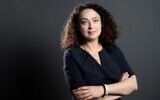 La rabbin française Delphine Horvilleur pose lors d'une séance photo en marge du 1er congrès mondial de "Femmes dans le judaïsme", le 17 juin 2019, à Troyes. (Crédit : BERTRAND GUAY / AFP)