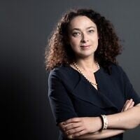 La rabbin française Delphine Horvilleur pose lors d'une séance photo en marge du 1er congrès mondial de "Femmes dans le judaïsme", le 17 juin 2019, à Troyes. (Crédit : BERTRAND GUAY / AFP)
