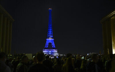 Un rassemblement au Trocadero, à Paris, en soutien à Israël, devant la tour Eiffel illuminée aux couleurs du drapeau du pays, le 9 octobre 2023. (Crédit : JULIEN DE ROSA / AFP)