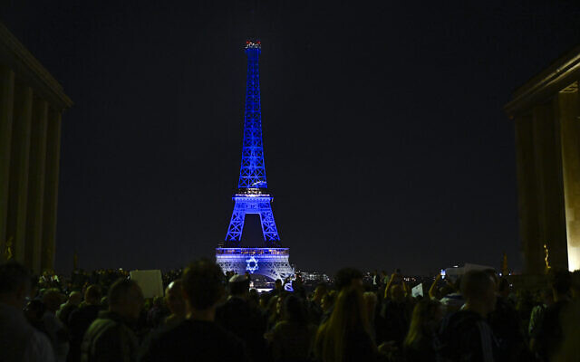 Un rassemblement au Trocadero, à Paris, en soutien à Israël, devant la tour Eiffel illuminée aux couleurs du drapeau du pays, le 9 octobre 2023. (Crédit : JULIEN DE ROSA / AFP)