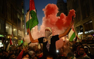 Des manifestants lors d'un rassemblement anti-Israël "Stand with Palestine", à proximité de l'ambassade israélienne dans l'ouest de Londres, le 9 octobre 2023. (Crédit : Daniel Leal/AFP) Des manifestants lors d'un rassemblement anti-Israël "Stand with Palestine", à proximité de l'ambassade israélienne dans l'ouest de Londres, le 9 octobre 2023. (Crédit : Daniel Leal/AFP)