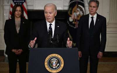 Le président américain Joe Biden, avec la vice-présidente Kamala Harris (à gauche) et le secrétaire d'État Antony Blinken (à droite), évoque les atrocités commises par le Hamas contre des Israéliens et promet un soutien sans faille à Israël, dans la salle à manger d'État de la Maison Blanche, à Washington, le 10 octobre 2023. (Crédit : Brendan SMIALOWSKI / AFP)