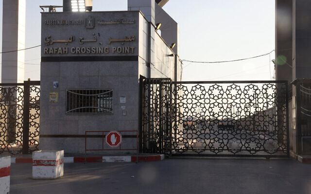 Le poste-frontière de Rafah, entre Gaza et l'Égypte, le 10 octobre 2023. (Crédit : DIT KHATIB / AFP)