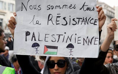 Photo d'illustration: Des manifestants tiennent un drapeau palestinien lors d'un rassemblement de soutien aux Palestiniens à Marseille, dans le sud de la France, le 10 octobre 2023, alors que les combats font rage entre les terroristes du Hamas et les forces israéliennes après que le groupe islamiste a lancé une offensive terroriste de grande ampleur contre Israël depuis Gaza le 7 octobre. (Crédit : Nicolas TUCAT / AFP)