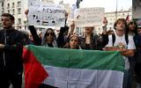 Des manifestants brandissent le drapeau palestinien et des panneaux pendant un rassemblement en soutien aux Palestiniens à Marseille, dans le sud de la France, le 10 octobre 2023. (Crédit : Nicolas TUCAT / AFP)