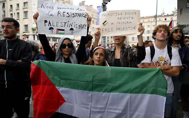 Des manifestants brandissent le drapeau palestinien et des panneaux pendant un rassemblement en soutien aux Palestiniens à Marseille, dans le sud de la France, le 10 octobre 2023. (Crédit : Nicolas TUCAT / AFP) Des manifestants brandissent le drapeau palestinien et des panneaux pendant un rassemblement en soutien aux Palestiniens à Marseille, dans le sud de la France, le 10 octobre 2023. (Crédit : Nicolas TUCAT / AFP)
