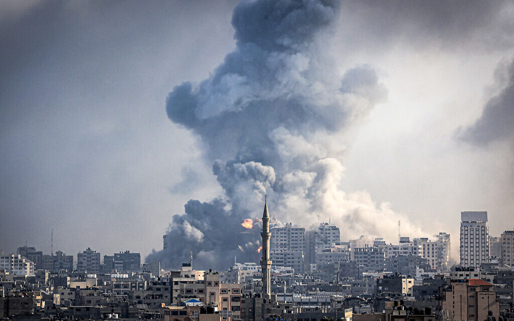 Des panaches de fumée s’élevant lors de frappes aériennes israéliennes dans la ville de Gaza, le 12 octobre 2023. (Crédit : Ibrahim Hams/AFP)