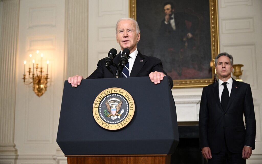 Le secrétaire d'État américain Antony Blinken et le président Joe Biden évoquent les attaques du groupe terroriste palestinien du Hamas contre Israël, à la Maison Blanche, à Washington, le 10 octobre 2023. (Crédit : Brendan Smialowski/AFP)