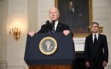 Le secrétaire d'État américain Antony Blinken et le président Joe Biden évoquent les attaques du groupe terroriste palestinien du Hamas contre Israël, à la Maison Blanche, à Washington, le 10 octobre 2023. (Crédit : Brendan Smialowski/AFP)