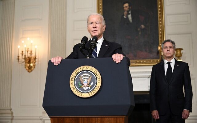 Le secrétaire d'État américain Antony Blinken et le président Joe Biden évoquent les attaques du groupe terroriste palestinien du Hamas contre Israël, à la Maison Blanche, à Washington, le 10 octobre 2023. (Crédit : Brendan Smialowski/AFP)