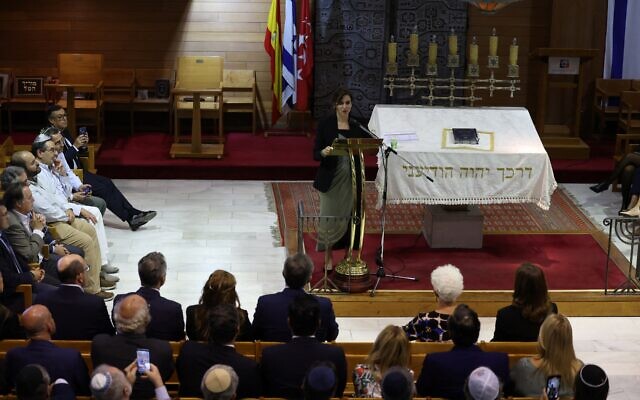 La présidente de la région de Madrid, Isabel Diaz Ayuso, lors d'une cérémonie à la synagogue Beth Yaacov, à Madrid, le 10 octobre 2023, après l’attaque massive du Hamas contre Israël. (Crédit : Pierre-Philippe MARCOU / AFP) La présidente de la région de Madrid, Isabel Diaz Ayuso, lors d'une cérémonie à la synagogue Beth Yaacov, à Madrid, le 10 octobre 2023, après l’attaque massive du Hamas contre Israël. (Crédit : Pierre-Philippe MARCOU / AFP)