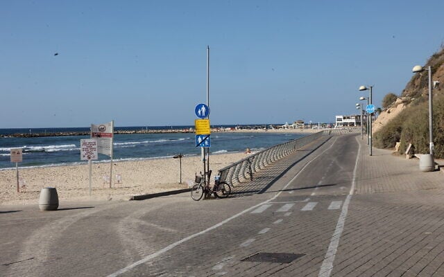 La plage, vide, à Tel Aviv, alors qu’Israël est en pleine guerre contre le Hamas suite aux attaques terroristes de la semaine dernière, le 12 octobre 2023. (Crédit : Gil Cohen-Magen/AFP)