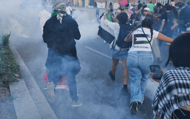 Dispersion par les forces de l’ordre d’une manifestation pro-Hamas non-autorisée, à Toulouse, le 12 octobre 2023. (Crédit : Charly TRIBALLEAU / AFP) Dispersion par les forces de l’ordre d’une manifestation pro-Hamas non-autorisée, à Toulouse, le 12 octobre 2023. (Crédit : Charly TRIBALLEAU / AFP)