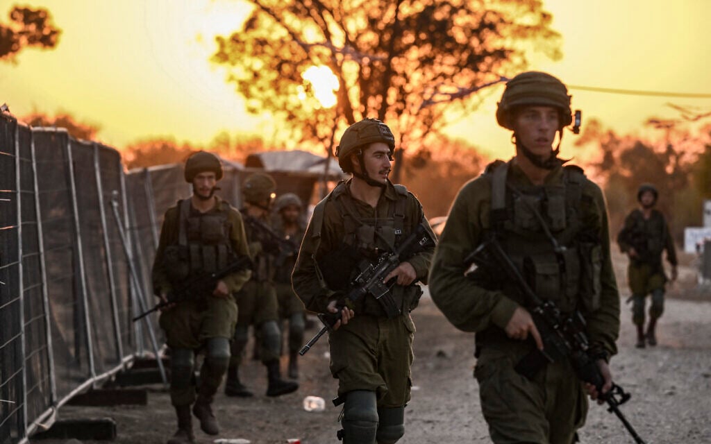 Des soldats israéliens patrouillant, près du kibboutz Beeri, le 12 octobre 2023. (Crédit : Aris Messinis/AFP)