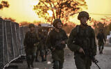 Des soldats israéliens patrouillant, près du kibboutz Beeri, le 12 octobre 2023. (Crédit : Aris Messinis/AFP)