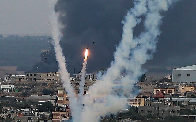 Des terroristes du Hamas tirent des roquettes vers Israël depuis Rafah, dans le sud de la bande de Gaza, le 11 octobre 2023. (Crédit : SAID KHATIB / AFP) Des terroristes du Hamas tirent des roquettes vers Israël depuis Rafah, dans le sud de la bande de Gaza, le 11 octobre 2023. (Crédit : SAID KHATIB / AFP)