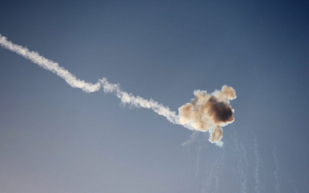 Des roquettes tirées depuis la bande de Gaza interceptées par le système de défense israélien anti-missile Dôme de fer au-dessus de la ville méridionale de Sderot, le 12 octobre 2023. (Crédit : Jack Guez/AFP)