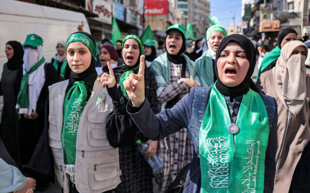 Des femmes lors d'un rassemblement organisé par les partisans du Fatah et du groupe terroriste du Hamas en solidarité avec Gaza après la prière hebdomadaire du vendredi dans la ville de Hébron, en Cisjordanie, le 13 octobre 2023. (Crédit :  HAZEM BADER / AFP)