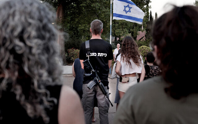 Des habitants du kibboutz de Shaar HaGolan, près de la mer de Galilée, le 12 octobre 2023, à une cérémonie d’hommage aux Israéliens tués lors de l'attaque du Hamas le 7 octobre. (Crédit : Thomas COEX / AFP) Des habitants du kibboutz de Shaar HaGolan, près de la mer de Galilée, le 12 octobre 2023, à une cérémonie d’hommage aux Israéliens tués lors de l'attaque du Hamas le 7 octobre. (Crédit : Thomas COEX / AFP)