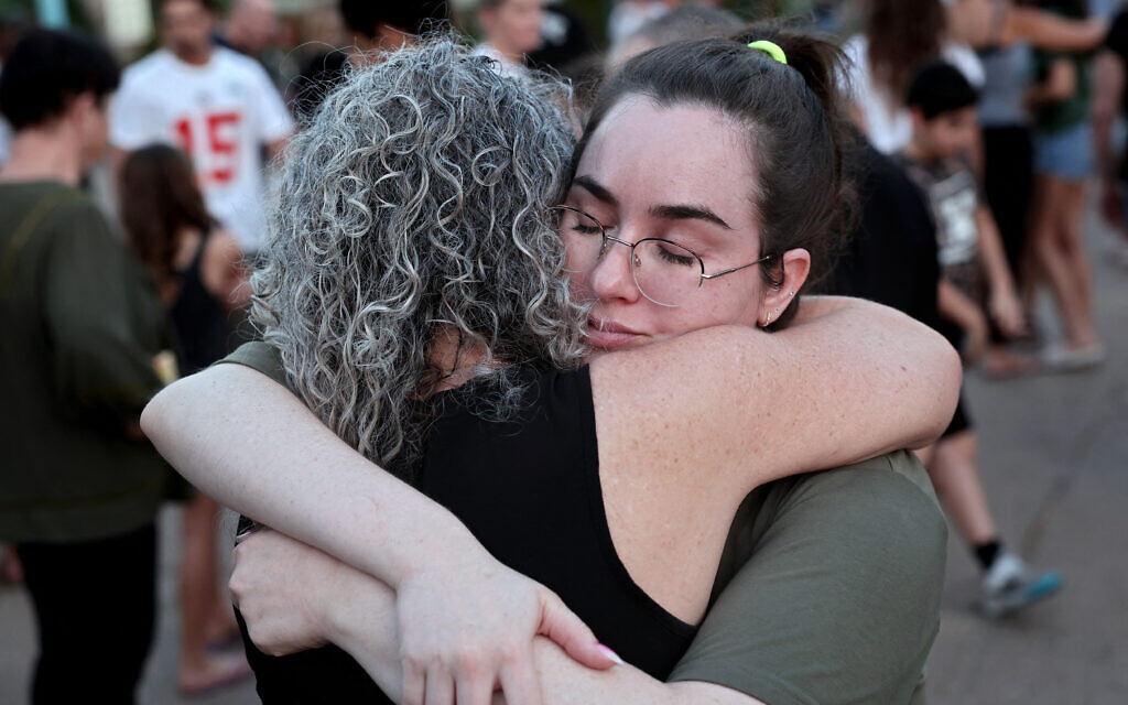 Des habitants du kibboutz de Shaar HaGolan, près de la mer de Galilée, le 12 octobre 2023, à une cérémonie d’hommage aux Israéliens tués lors de l'attaque du Hamas le 7 octobre. (Crédit : Thomas COEX / AFP)