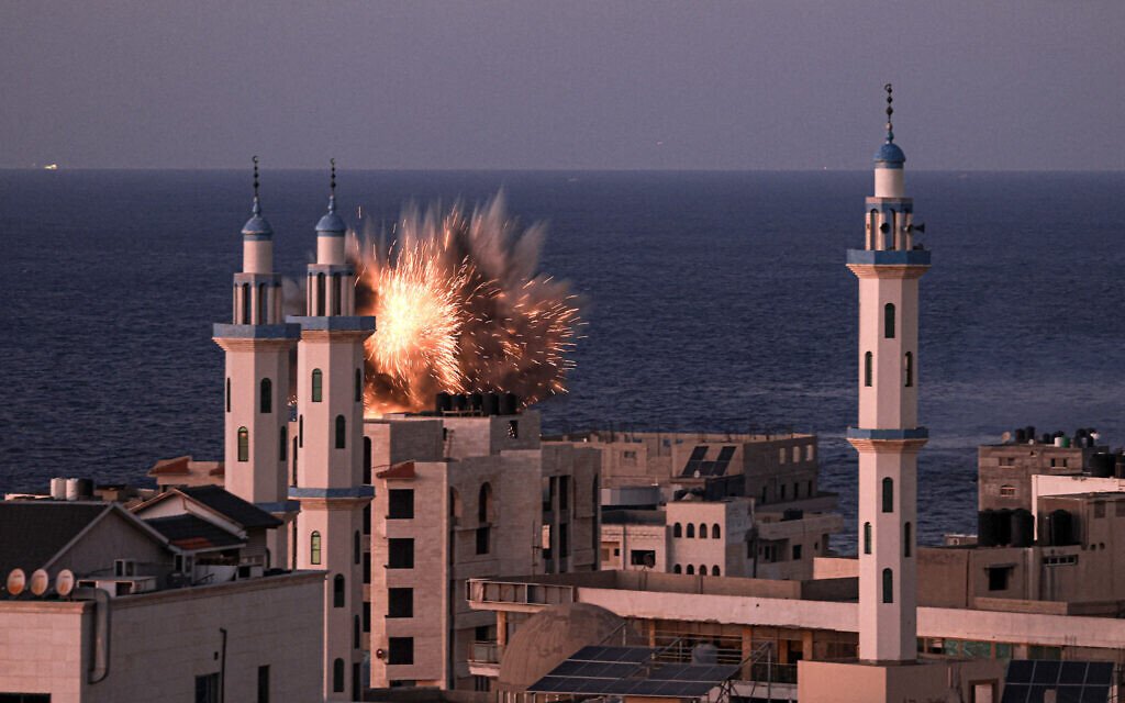 Une explosion suite à une frappe aérienne israélienne dans la ville de Gaza, le 12 octobre 2023. (Crédit : MAHMUD HAMS / AFP)