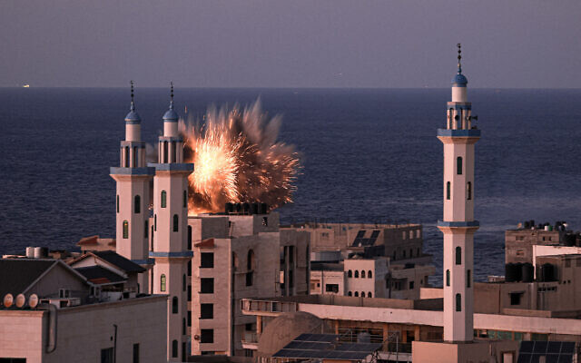 Une explosion suite à une frappe aérienne israélienne dans la ville de Gaza, le 12 octobre 2023. (Crédit : MAHMUD HAMS / AFP)