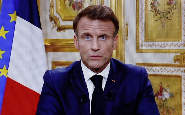 Le président français Emmanuel Macron s'adressant aux Français au sujet du conflit Israël-Hamas et des otages français, le 12 octobre 2023. (Crédit :Ludovic Marin/AFP) Le président français Emmanuel Macron s'adressant aux Français au sujet du conflit Israël-Hamas et des otages français, le 12 octobre 2023. (Crédit :Ludovic Marin/AFP)