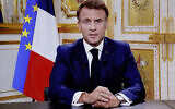 Emmanuel Macron lors de son discours à la nation sur la guerre en cours entre Israël et le groupe terroriste palestinien du Hamas, à l’Elysée, le 12 octobre 2023. (Crédit : Ludovic Marin/AFP)