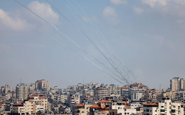 Une salve de roquettes tirée par des terroristes du Hamas en direction d'Israël, depuis la ville de Gaza, le 13 octobre 2023. (Crédit : Mohhamed Abed/AFP) Une salve de roquettes tirée par des terroristes du Hamas en direction d'Israël, depuis la ville de Gaza, le 13 octobre 2023. (Crédit : Mohhamed Abed/AFP)