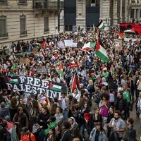 Une manifestation en soutien aux Palestiniens à Genève, en Suisse, le 14 octobre 2023. (Crédit : Fabrice COFFRINI / AFP)