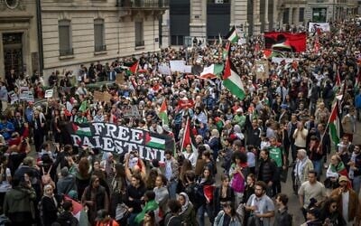 Une manifestation en soutien aux Palestiniens à Genève, en Suisse, le 14 octobre 2023. (Crédit : Fabrice COFFRINI / AFP)