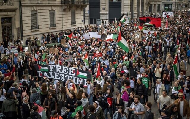 Une manifestation en soutien aux Palestiniens à Genève, en Suisse, le 14 octobre 2023. (Crédit : Fabrice COFFRINI / AFP) Une manifestation en soutien aux Palestiniens à Genève, en Suisse, le 14 octobre 2023. (Crédit : Fabrice COFFRINI / AFP)