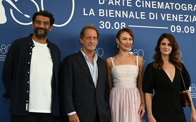 De gauche à droite : l'acteur français Ramzy Bedia, l'acteur français Vincent Lindon, l'actrice ukrainienne Olga Kurilenko et l'actrice française Judith Chemla posent lors du photocall du film "D'Argent Et De Sang" présenté hors compétition à la 80ème Mostra de Venise le 31 août 2023 au Lido de Venise. (Crédit : GABRIEL BOUYS / AFP) De gauche à droite : l'acteur français Ramzy Bedia, l'acteur français Vincent Lindon, l'actrice ukrainienne Olga Kurilenko et l'actrice française Judith Chemla posent lors du photocall du film "D'Argent Et De Sang" présenté hors compétition à la 80ème Mostra de Venise le 31 août 2023 au Lido de Venise. (Crédit : GABRIEL BOUYS / AFP)