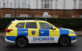 Illustration : Une voiture du groupe de sécurité privée « Shomrim » passant devant une synagogue à Stamford Hill, au nord de Londres, le 13 octobre 2023, après que le gouvernement britannique a annoncé un financement supplémentaire pour la protection des lieux juifs. (Crédit : Daniel Leal/AFP)