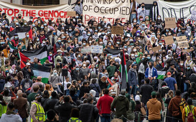 Des anti-Israël réunis à l'université Harvard pour manifester leur soutien aux Palestiniens de Gaza lors d'un rassemblement à Cambridge, dans le Massachusetts, le 14 octobre 2023, une semaine après le pogrom perpétré par des terroristes du Hamas dans le sud d'Israël. (Crédit : Joseph Prezioso/AFP)