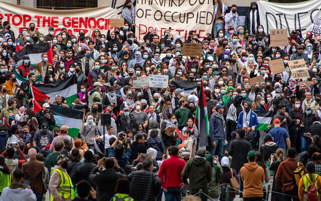 Des anti-Israël réunis à l'université Harvard pour manifester leur soutien aux Palestiniens de Gaza lors d'un rassemblement à Cambridge, dans le Massachusetts, le 14 octobre 2023, une semaine après le pogrom perpétré par des terroristes du Hamas dans le sud d'Israël. (Crédit : Joseph Prezioso/AFP)