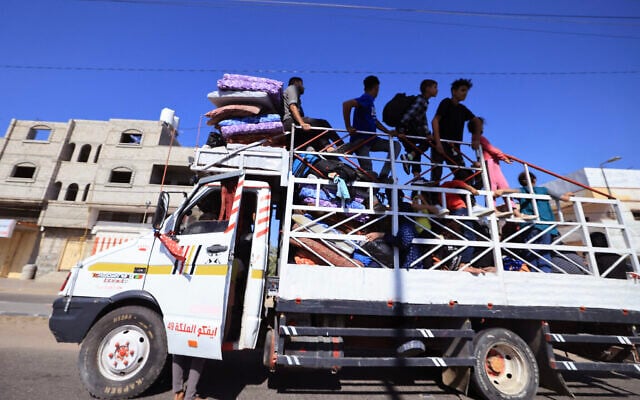 Un camion transportant une famille palestinienne et ses possessions vers Khan Younès, dans la bande de Gaza, le 15 octobre 2023. (Crédit : Mahmud Hams/AFP) Un camion transportant une famille palestinienne et ses possessions vers Khan Younès, dans la bande de Gaza, le 15 octobre 2023. (Crédit : Mahmud Hams/AFP)