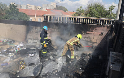 Des pompiers israéliens inspectant le site touché par une roquette provenant de la bande de Gaza dans la ville de Sderot, dans le sud d'Israël, le 15 octobre 2023. (Crédit : Jack Guez/AFP)