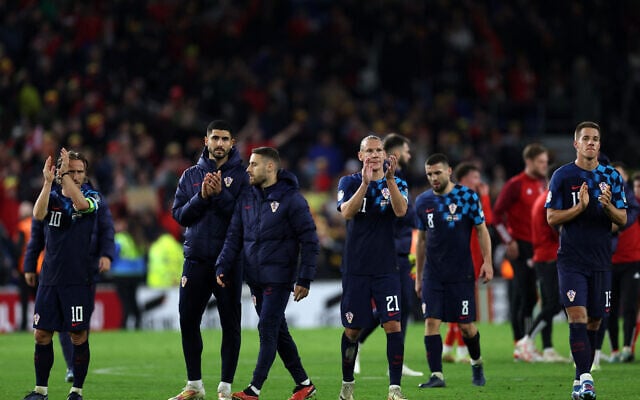 Des joueurs croates après le match de football de qualification pour l’Euro 2024 entre le Pays de Galles et la Croatie, à Cardiff, le 15 octobre 2023. (Crédit : Adrian DENNIS / AFP)