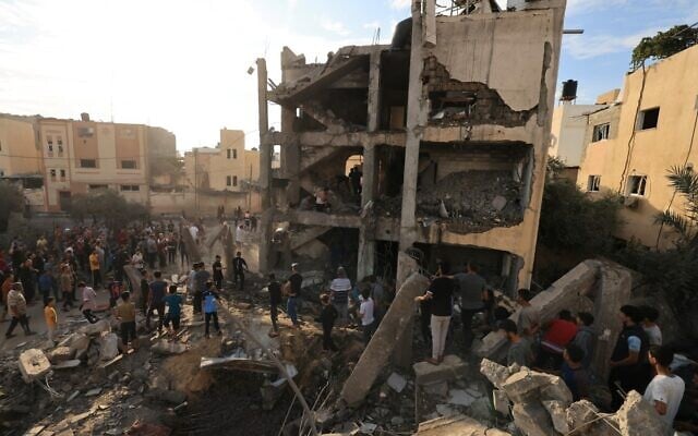 Des Palestiniens fouillent les décombres d'un bâtiment après une frappe israélienne à Khan Yunis, dans le sud de la bande de Gaza, le 17 octobre 2023. (Crédit : Mahmud Hams/AFP) Des Palestiniens fouillent les décombres d'un bâtiment après une frappe israélienne à Khan Yunis, dans le sud de la bande de Gaza, le 17 octobre 2023. (Crédit : Mahmud Hams/AFP)